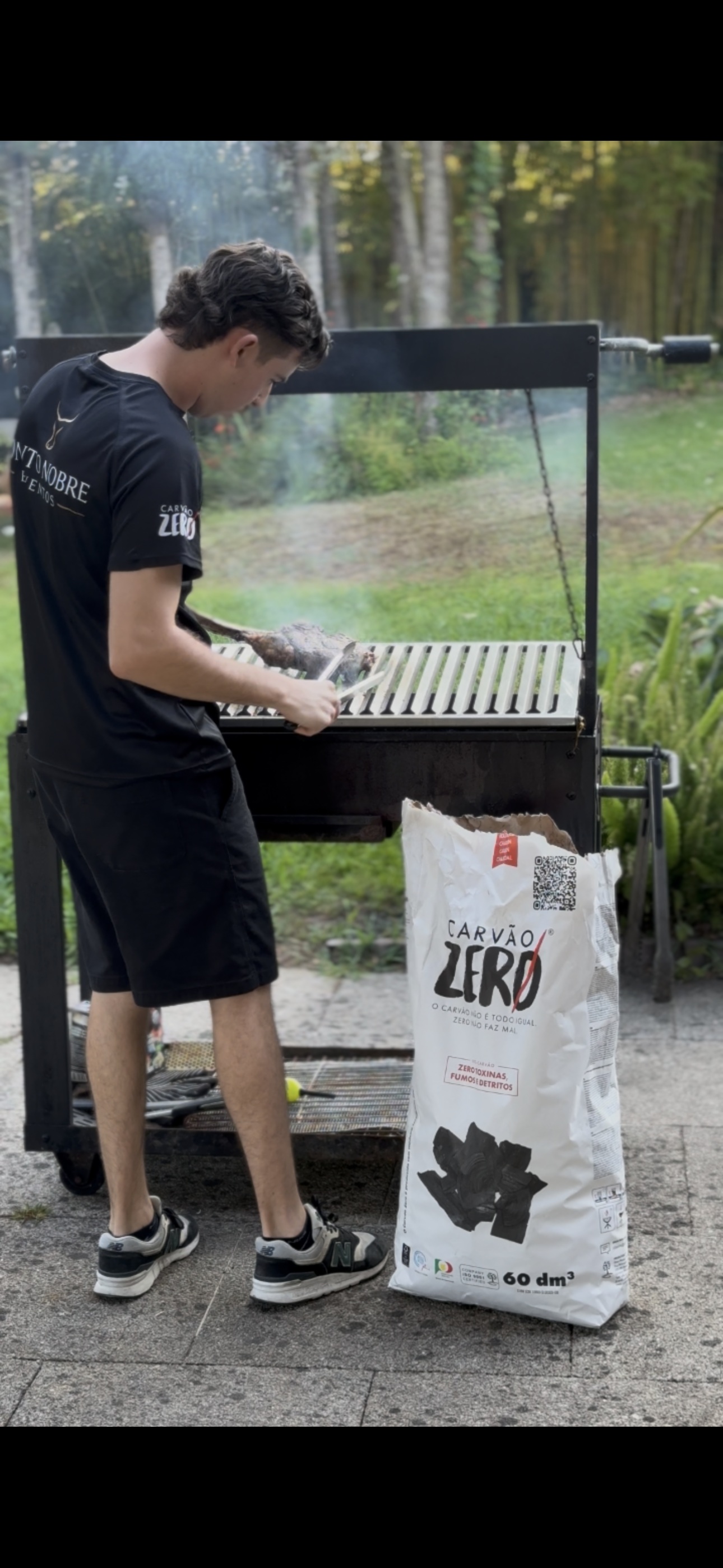 Equipa Ponto Nobre na preparação artesanal do churrasco