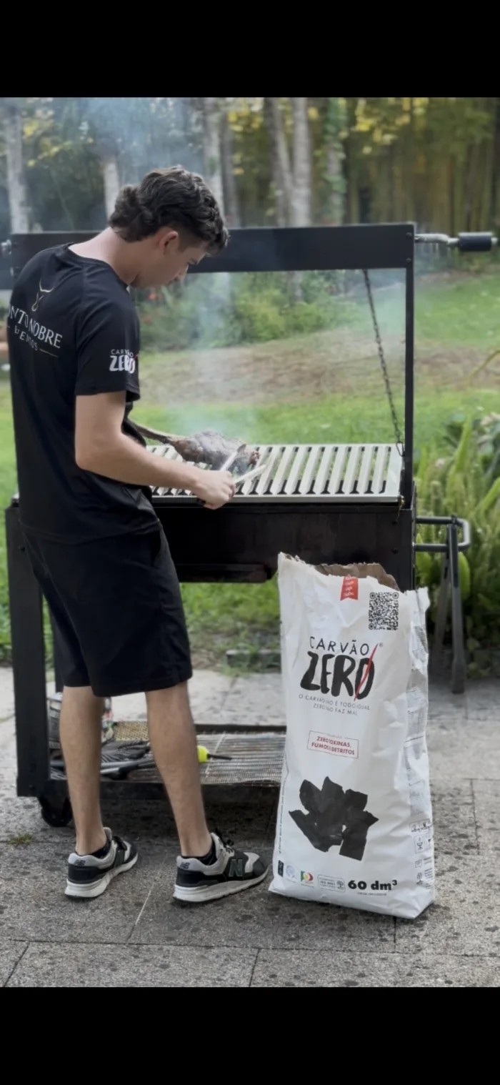 Equipa Ponto Nobre na preparação artesanal do churrasco