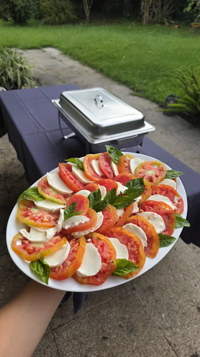 Salada Caprese fresca servida num evento Ponto Nobre