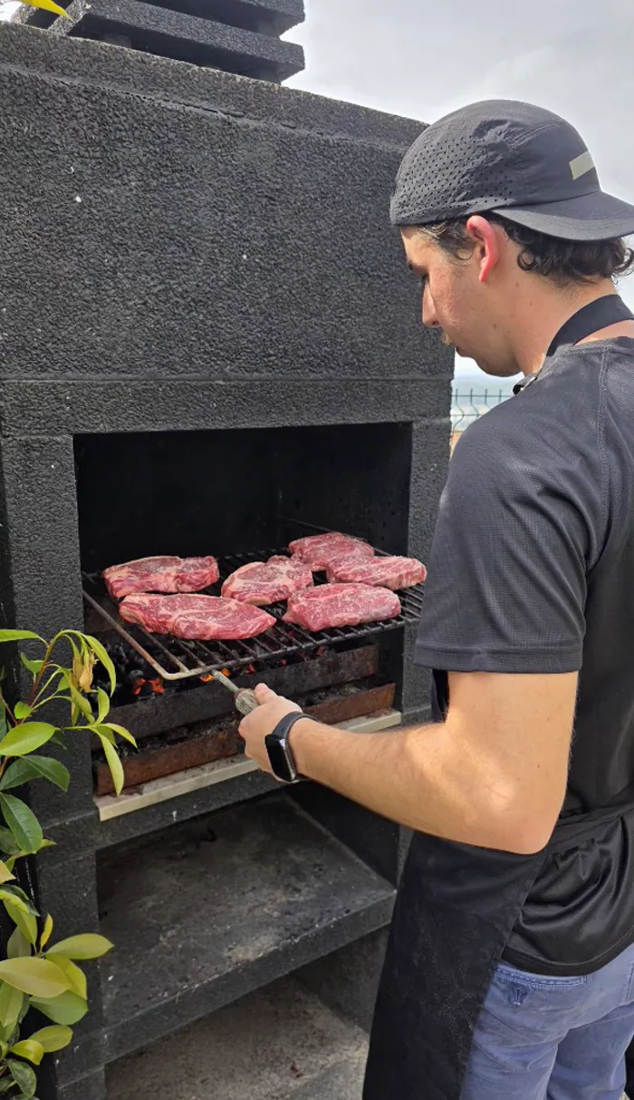 Preparação de steaks no grelhador num evento