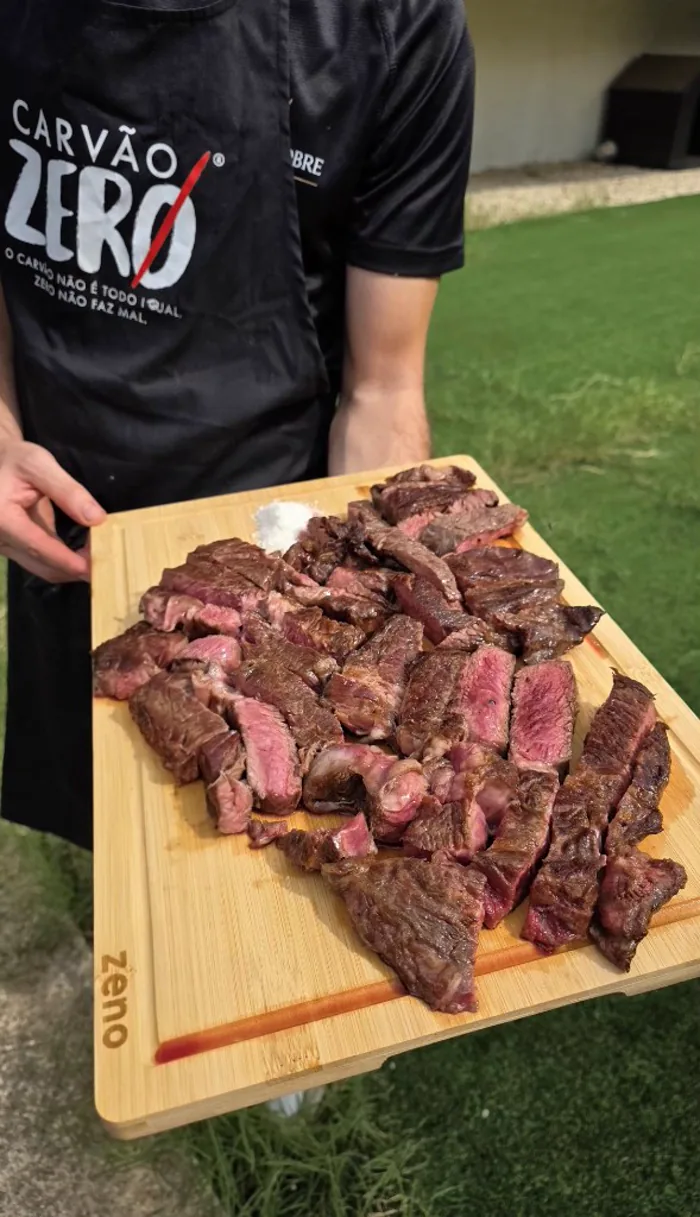 Tábua de carne grelhada servida num evento